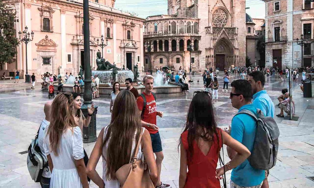 Gaji Lulusan Pariwisata Berapa Besar dan Apa yang Mempengaruhinya